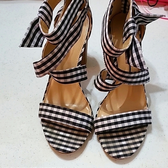 💥3/12 Lauren Conrad black & white "Girlfriend Gingham" heeled sandals size 9.5 - Picture 4 of 11